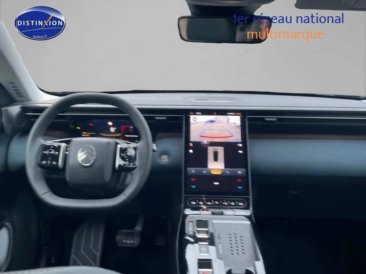 Vue intérieure avant du Citroën C5 Aircross noir 2026, avec tableau de bord moderne et écran tactile central allumé.