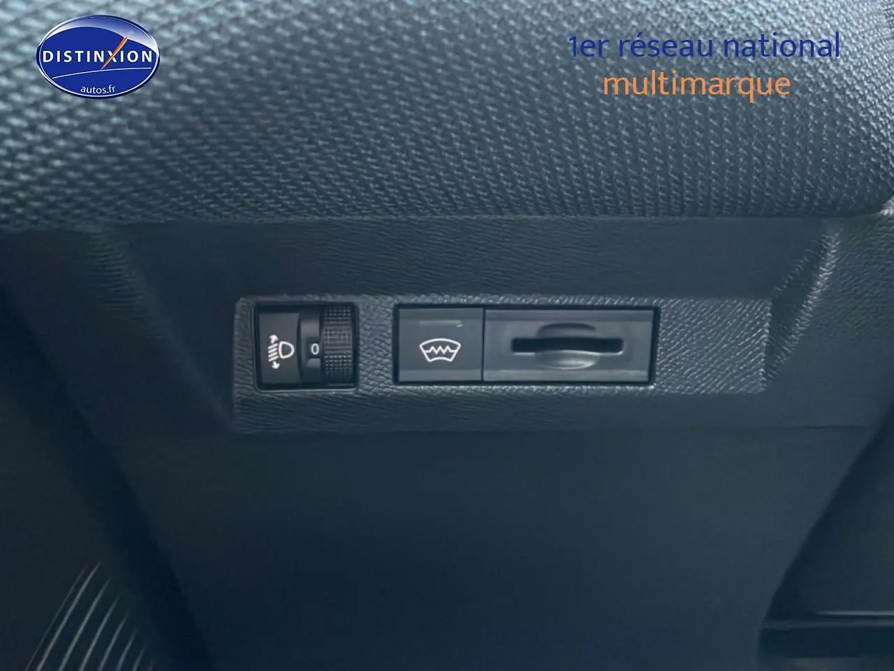 Gros plan sur les commandes de réglage des phares et de la lunette arrière chauffante dans une Citroën C5 Aircross noire.