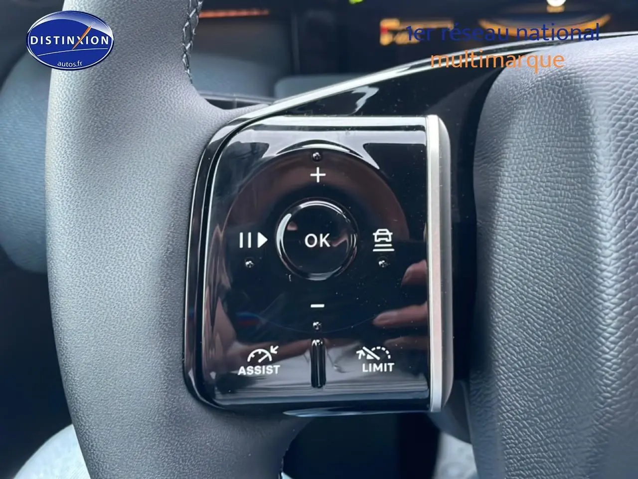 Gros plan sur les commandes multifonctions noires du volant du Citroën C5 Aircross hybride 2026.