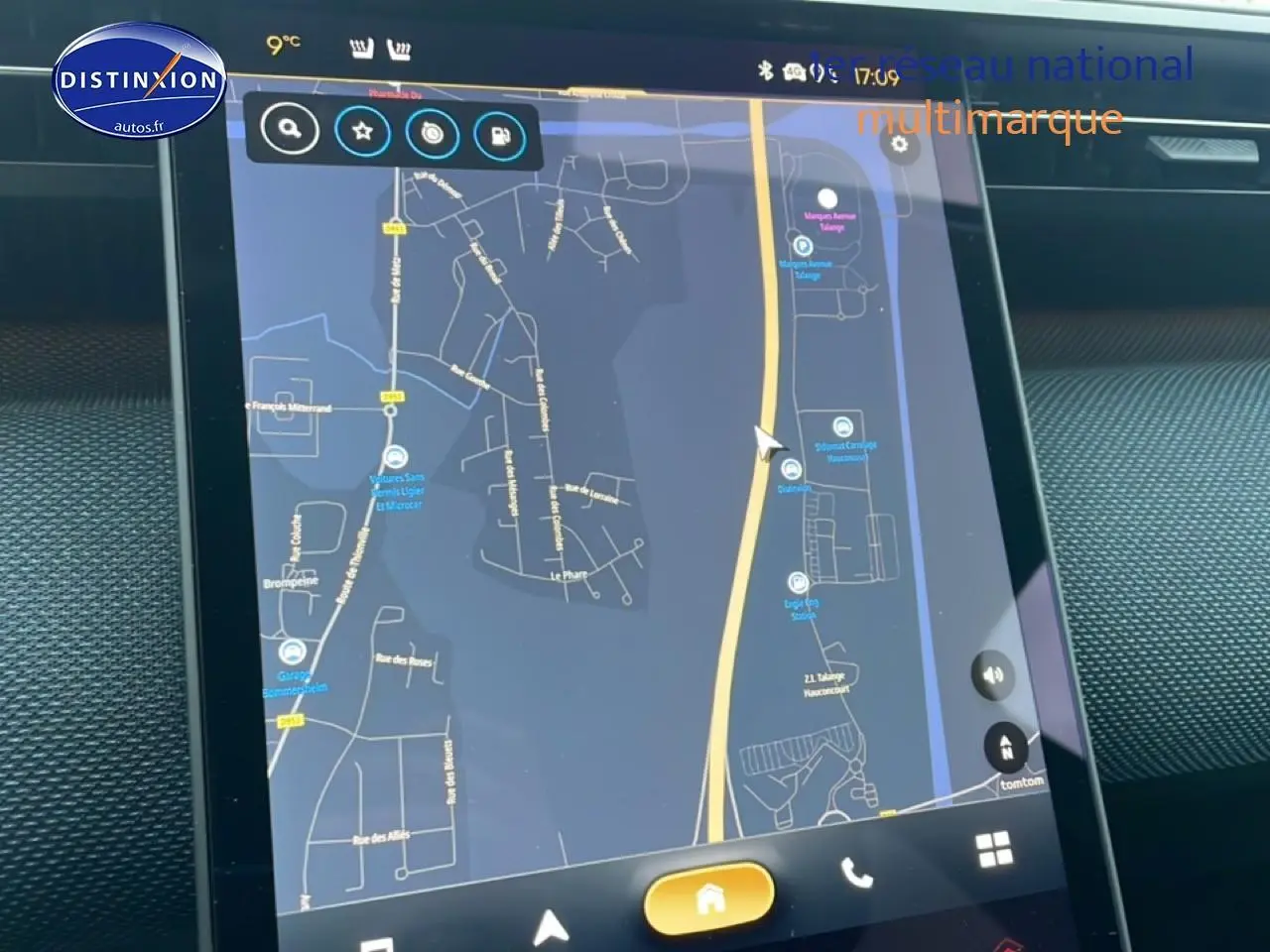 Écran tactile de navigation 3D du Citroën C5 Aircross hybride noir, vue rapprochée de la console centrale.
