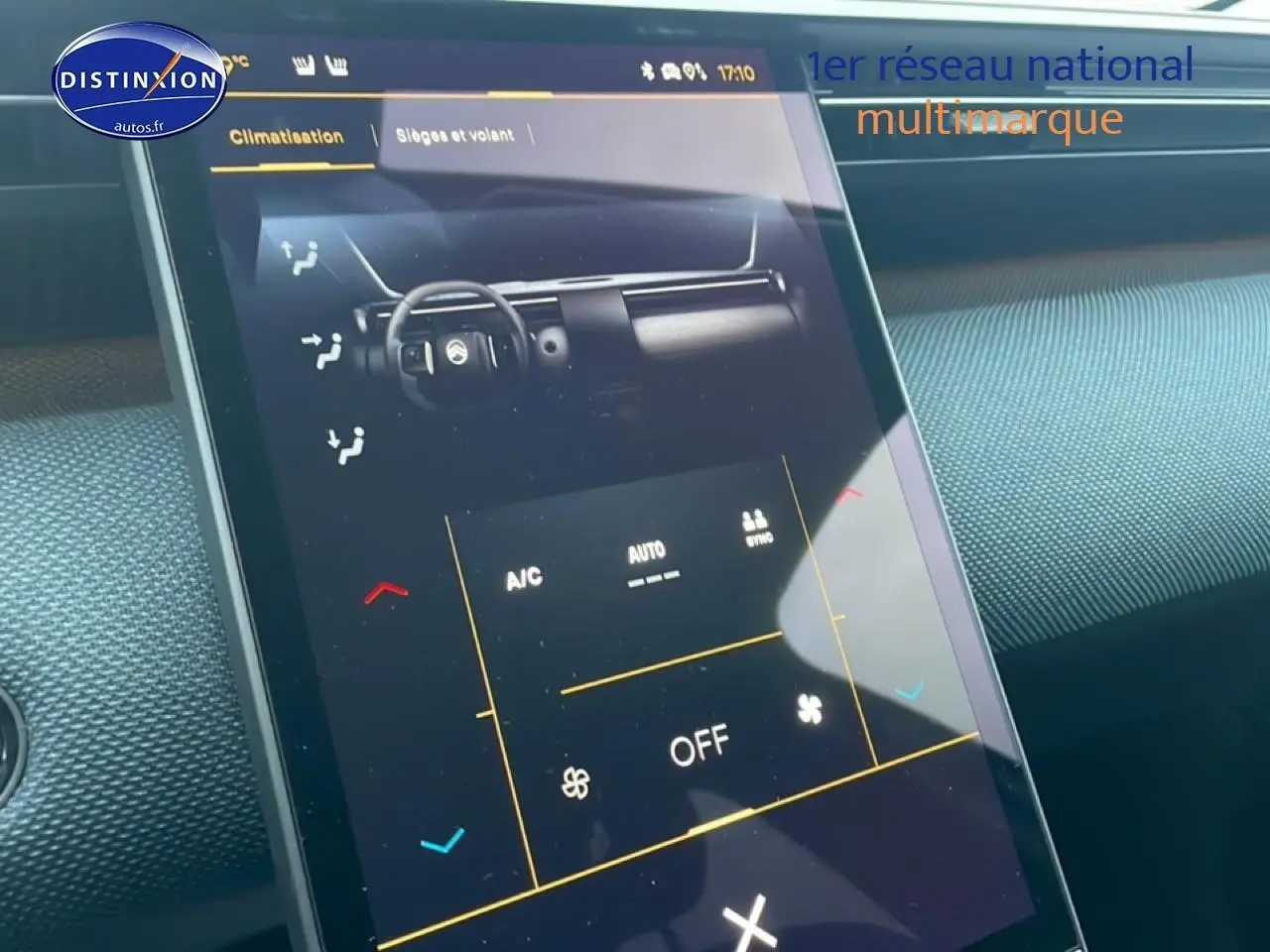 Écran tactile central en gros plan dans l’habitacle du Citroën C5 Aircross noir, affichant les réglages de climatisation.
