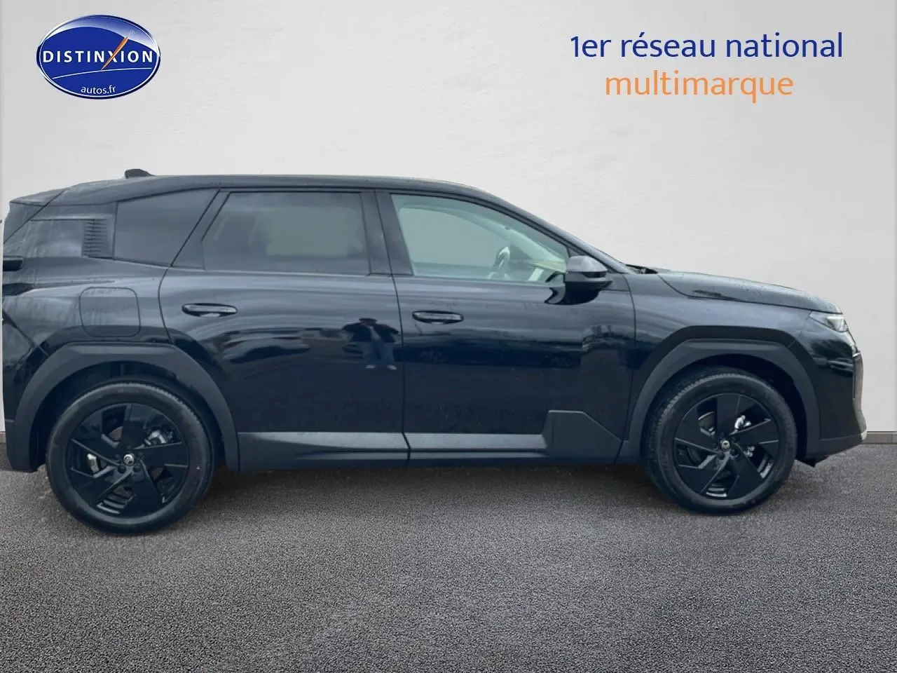 Profil côté gauche du Citroën C5 Aircross noir 2026 avec jantes alliage noires et vitres surteintées.