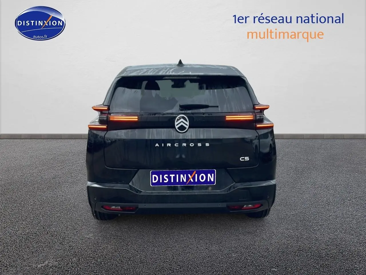 Vue arrière d’un Citroën C5 Aircross noir 2026 avec feux arrière LED allumés sur fond neutre.