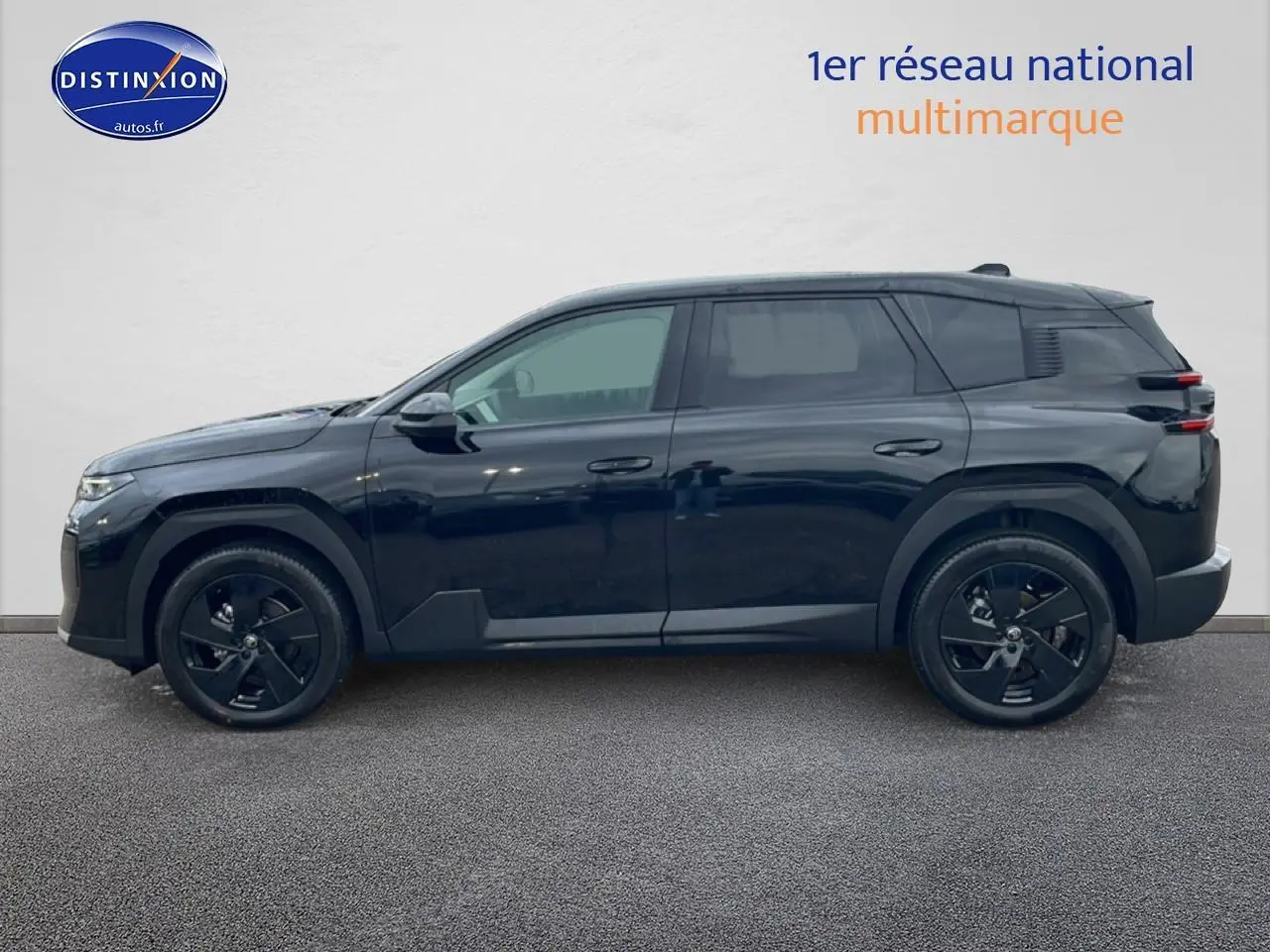 Profil côté gauche du SUV Citroën C5 Aircross noir 2026 avec jantes alliage noires et vitres surteintées.
