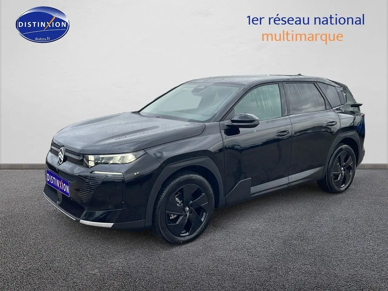 Citroën C5 Aircross noir vue 3/4 avant droit avec jantes alliage noires et feux LED allumés.
