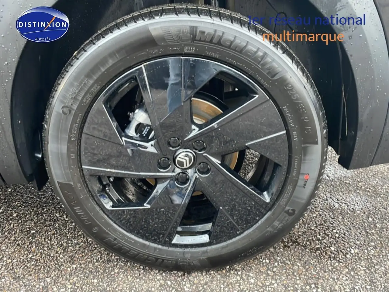 Gros plan sur la jante alliage noire diamantée 19 pouces du côté droit du Citroën C5 Aircross noir 2026.