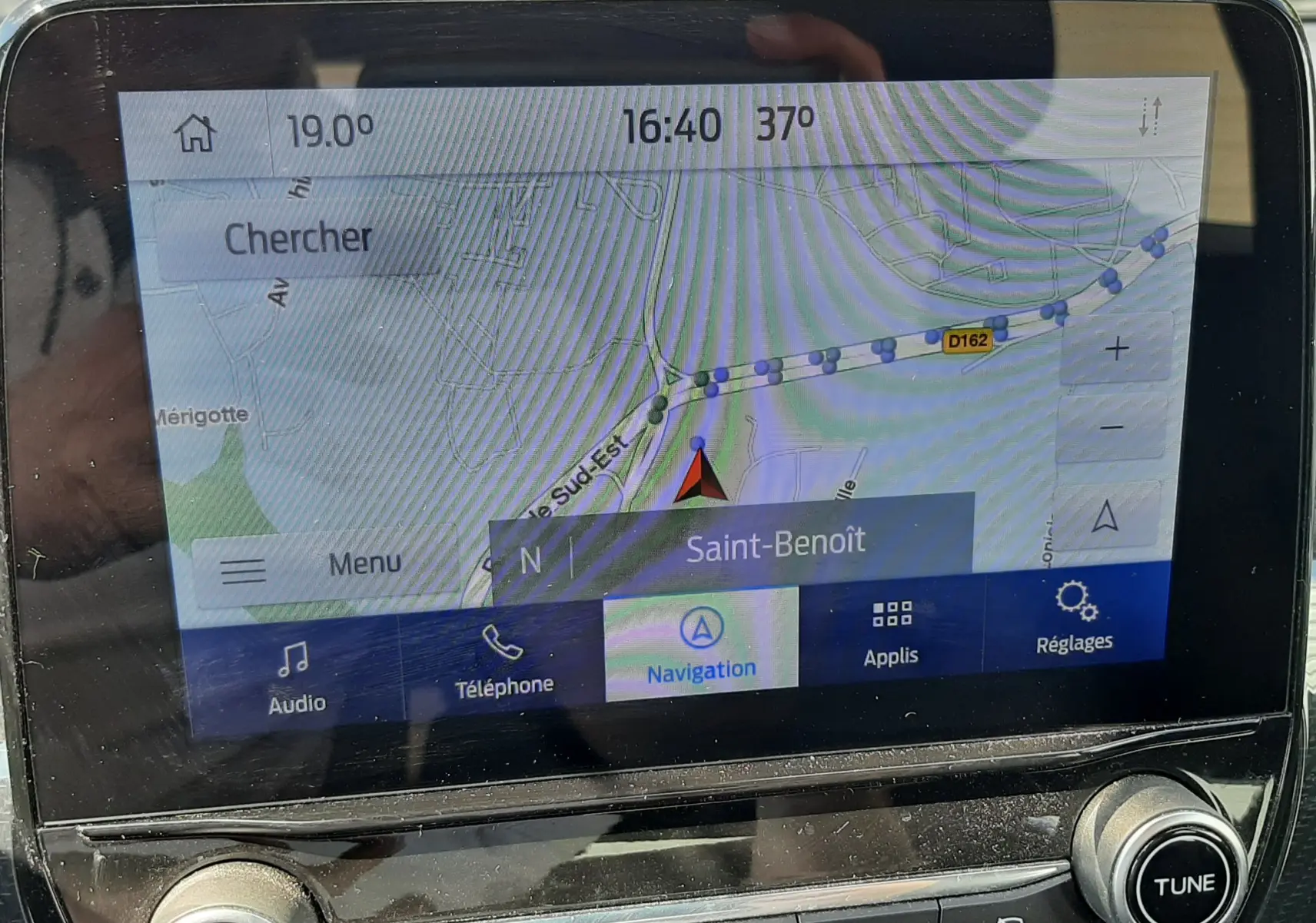 Écran tactile du système de navigation du Ford Puma blanc 2022, affichant une carte avec la localisation Saint-Benoît.