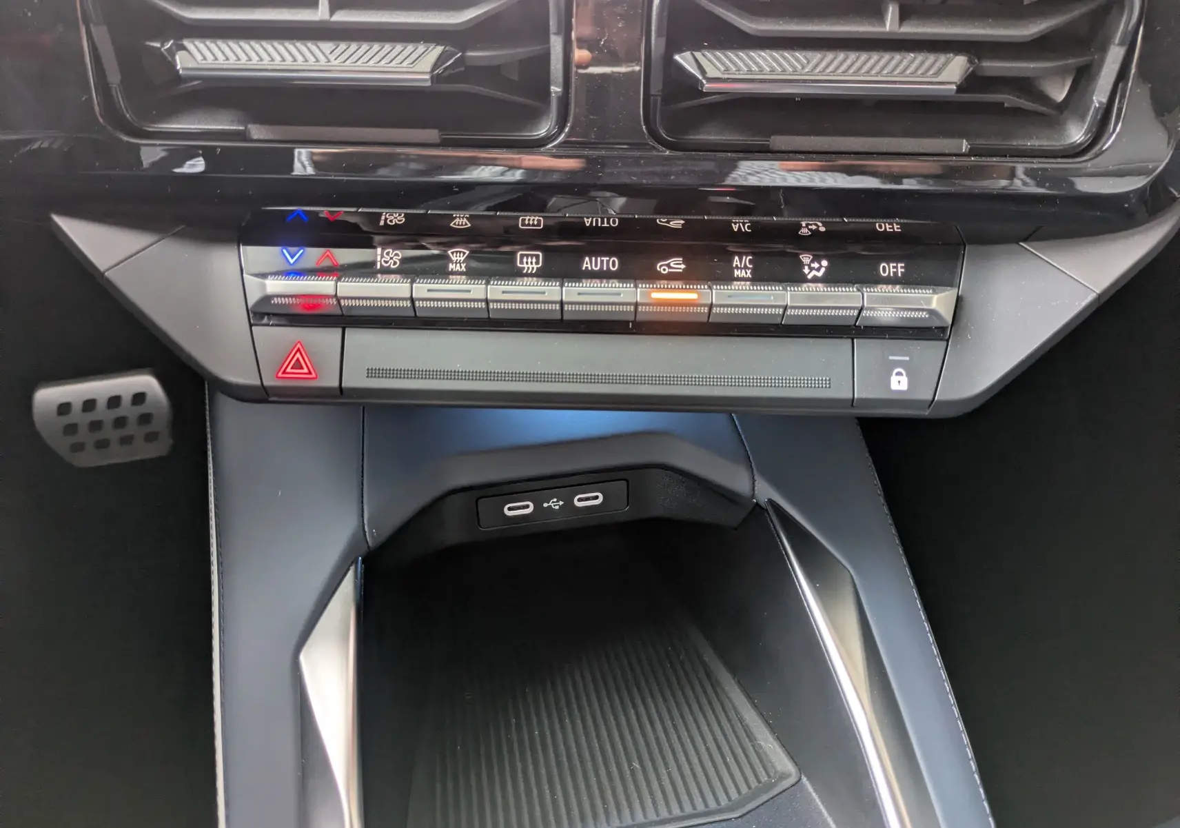 Gros plan sur la console centrale noire de l'Alpine A290 220CH GTS avec commandes climatisation et ports USB visibles.