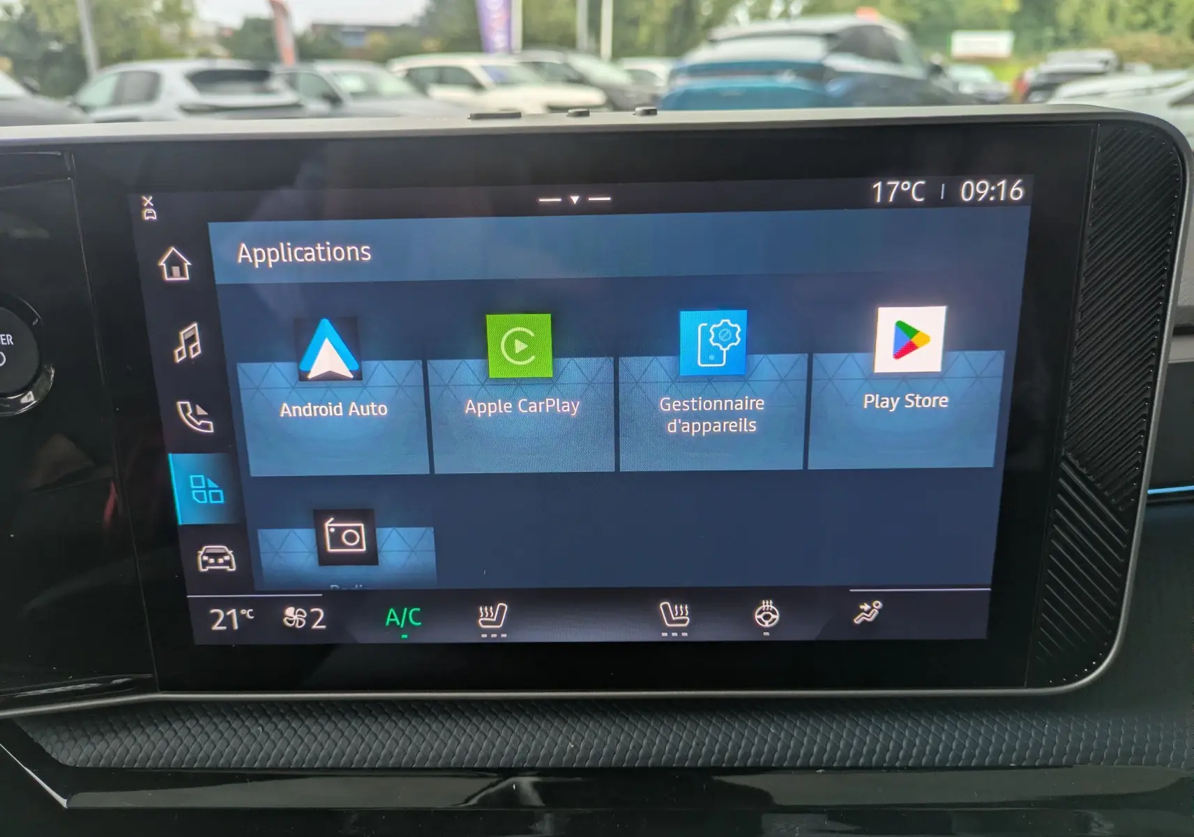 Écran tactile central de l'Alpine A290 220CH GTS affichant les applications Android Auto, Apple CarPlay et Play Store.
