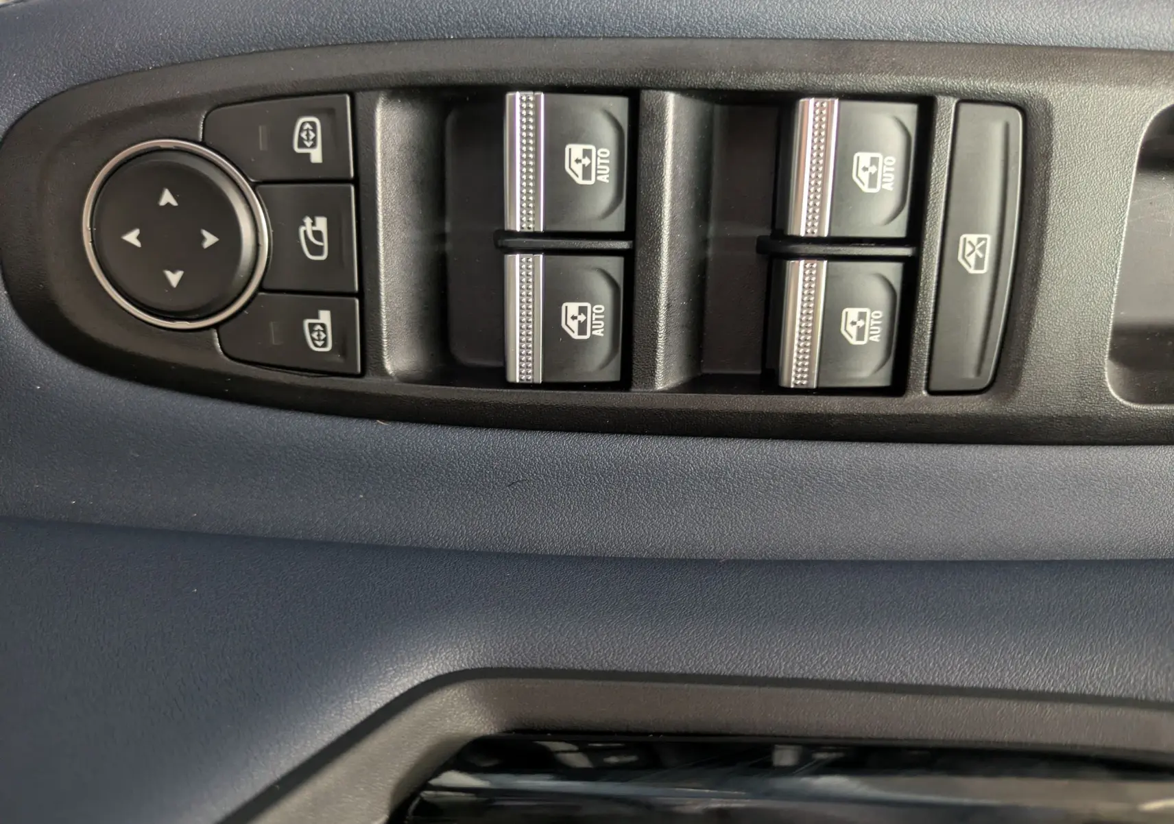 Panneau de commandes des vitres électriques et rétroviseurs sur porte côté conducteur d'Alpine A290 blanc toit noir.