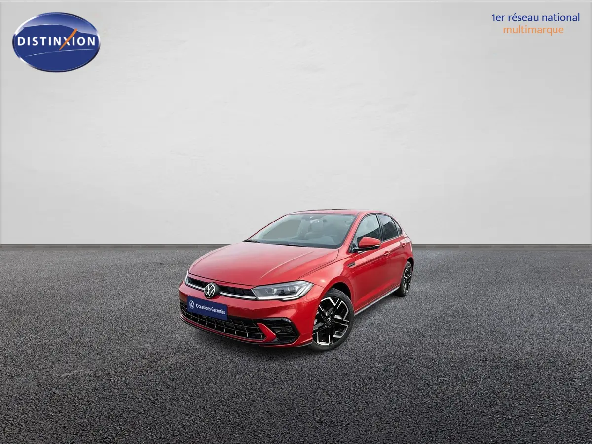 Volkswagen Polo rouge vue 3/4 avant droit, avec jantes alliage noires et calandre moderne sur fond neutre.