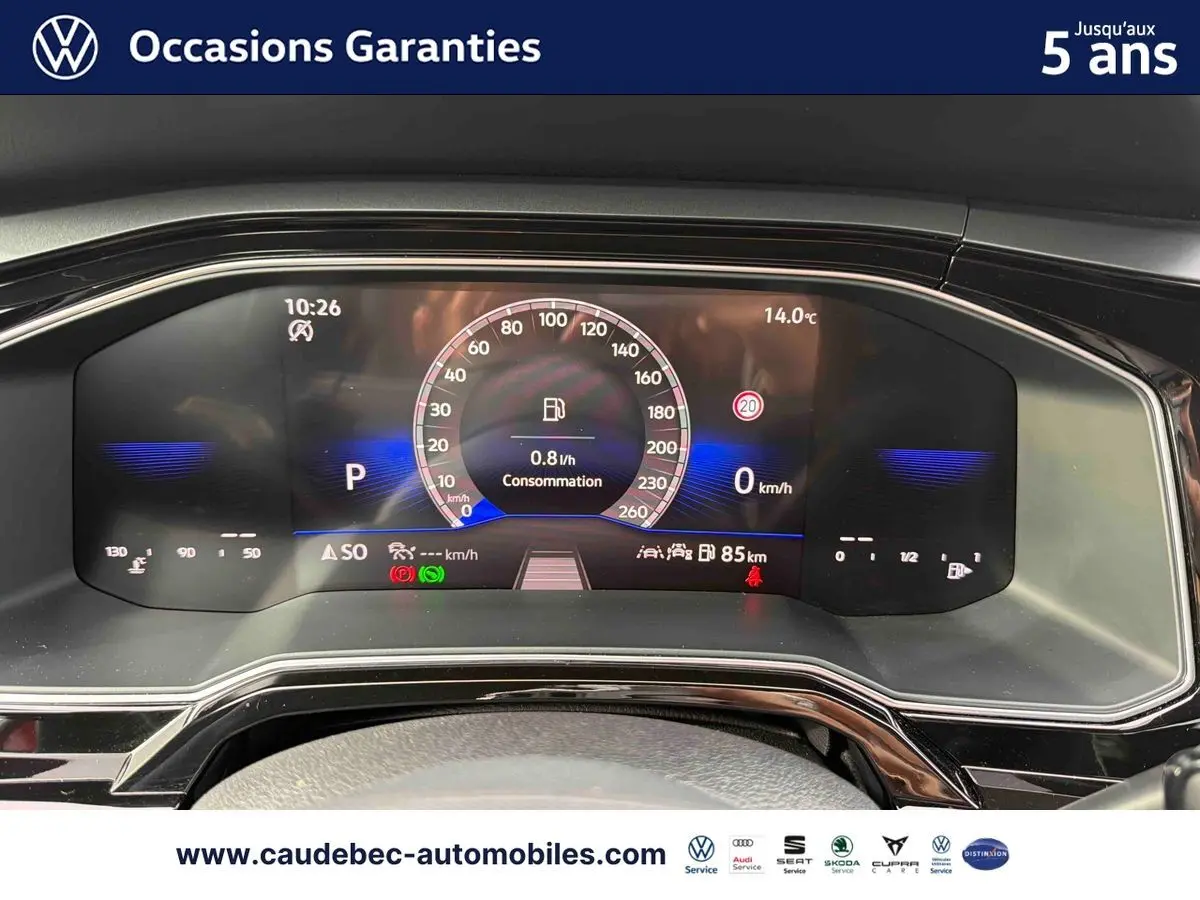 Combiné d'instruments digital de Volkswagen Polo 2025 affichant vitesse, consommation et alertes, vue de face rapprochée.