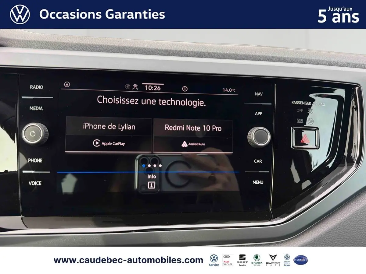 Vue rapprochée de l’écran tactile central du Volkswagen Polo rouge 2025 affichant les options Apple CarPlay et Android Auto.