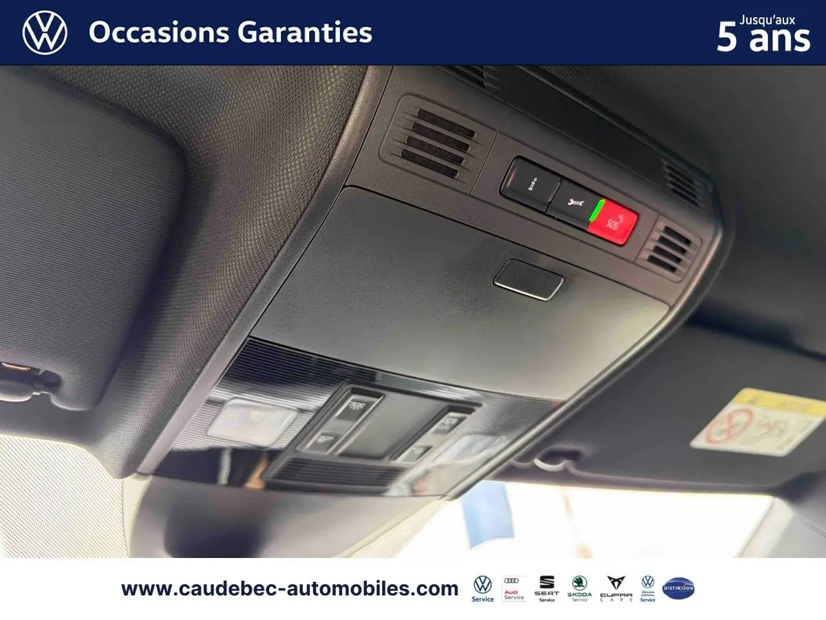 Vue rapprochée du plafonnier intérieur avec commandes d’éclairage et bouton SOS de la Volkswagen Polo rouge 2025.