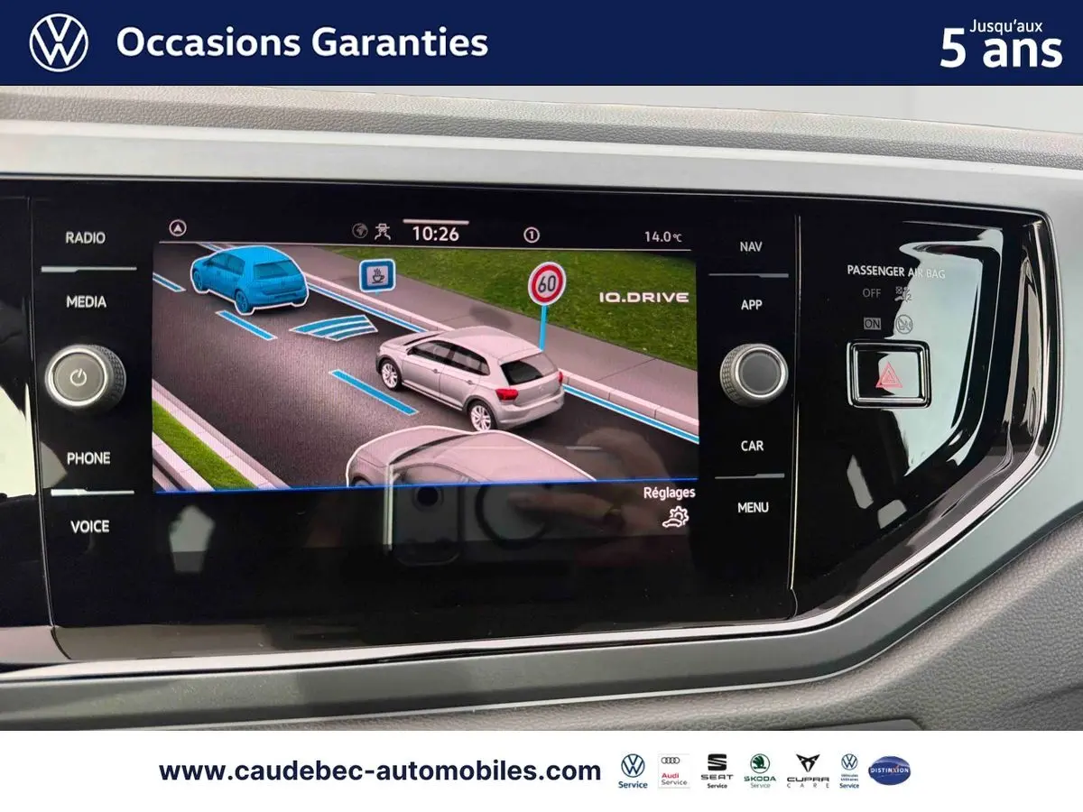 Écran tactile de navigation Volkswagen Polo 2025 montrant l’aide au maintien de voie et la vitesse limitée à 60 km/h.