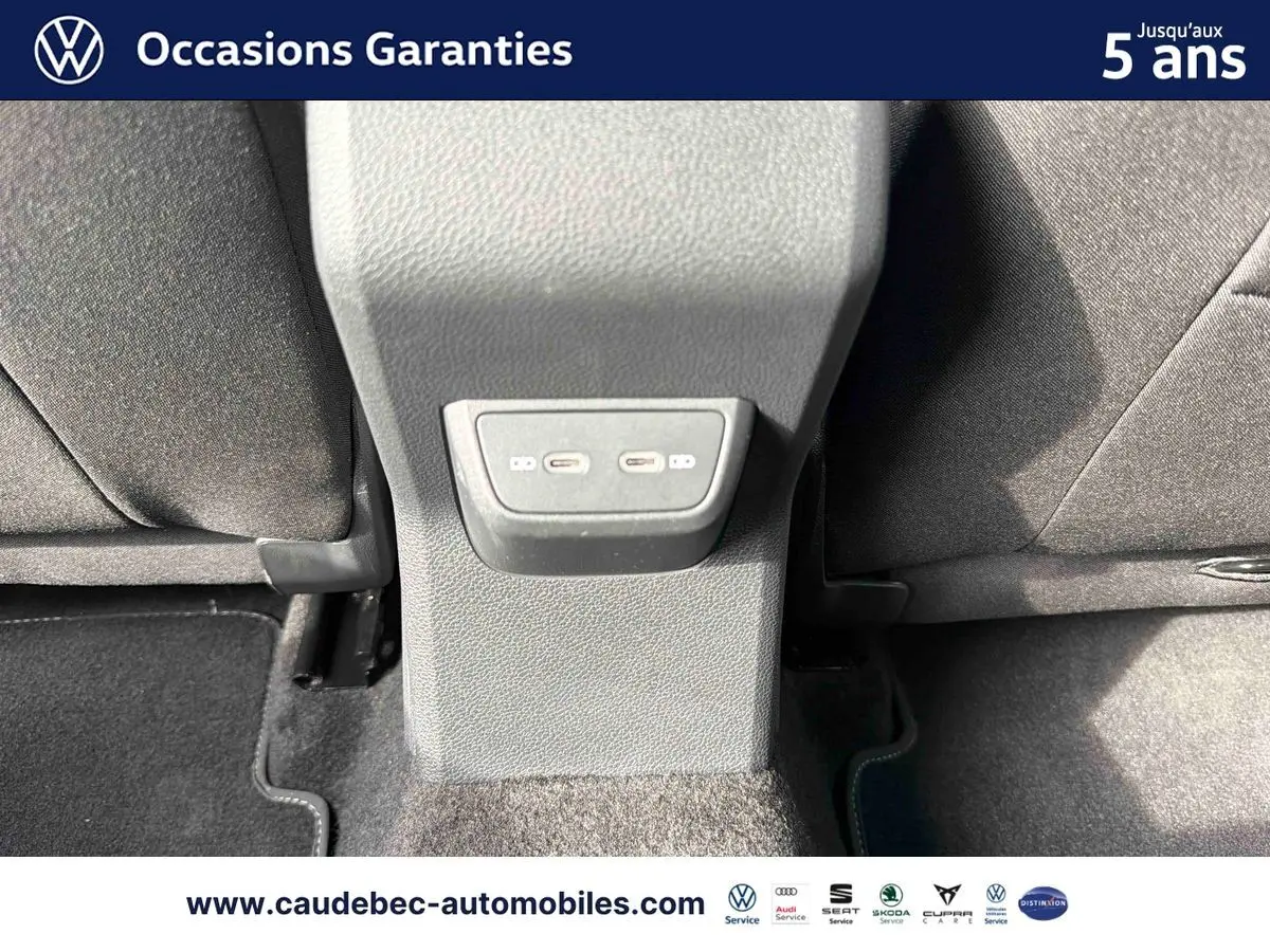 Prise USB-C double vue en gros plan entre les sièges arrière d'une Volkswagen Polo rouge 2025.