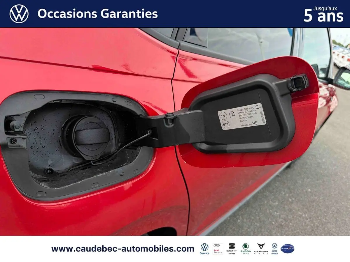 Vue latérale droite rapprochée du bouchon de réservoir ouvert sur une Volkswagen Polo rouge 2025.