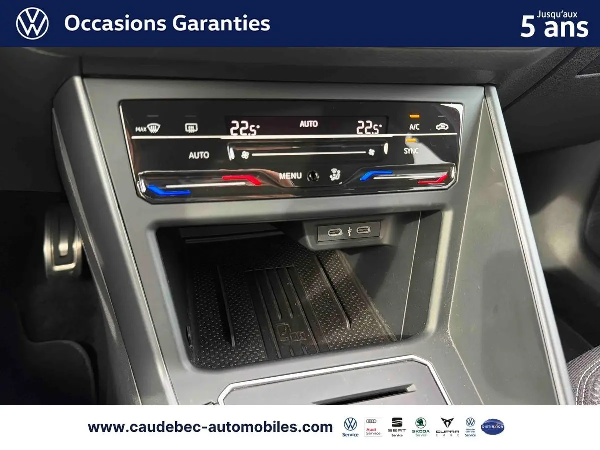 Console centrale de Volkswagen Polo rouge 2025 montrant la climatisation tactile bi-zone et ports USB-C.