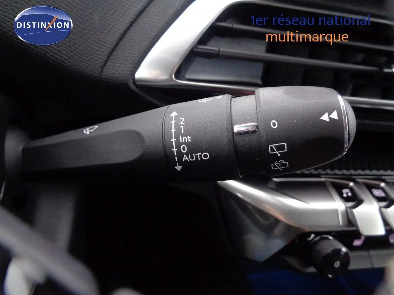 Gros plan sur la commande d'essuie-glace à gauche du tableau de bord du Peugeot 3008 gris Artense 2023.