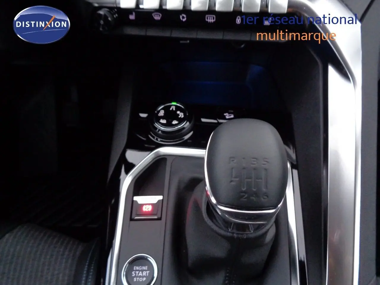 Le levier de vitesses manuel 6 rapports du Peugeot 3008 2023, entouré de commandes et d'un bouton start/stop.