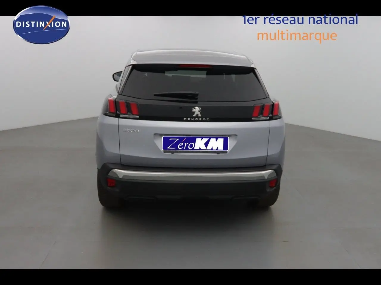 Vue arrière d'un Peugeot 3008 gris Artense métal 2023 avec feux arrière à trois griffes et hayon fermé.