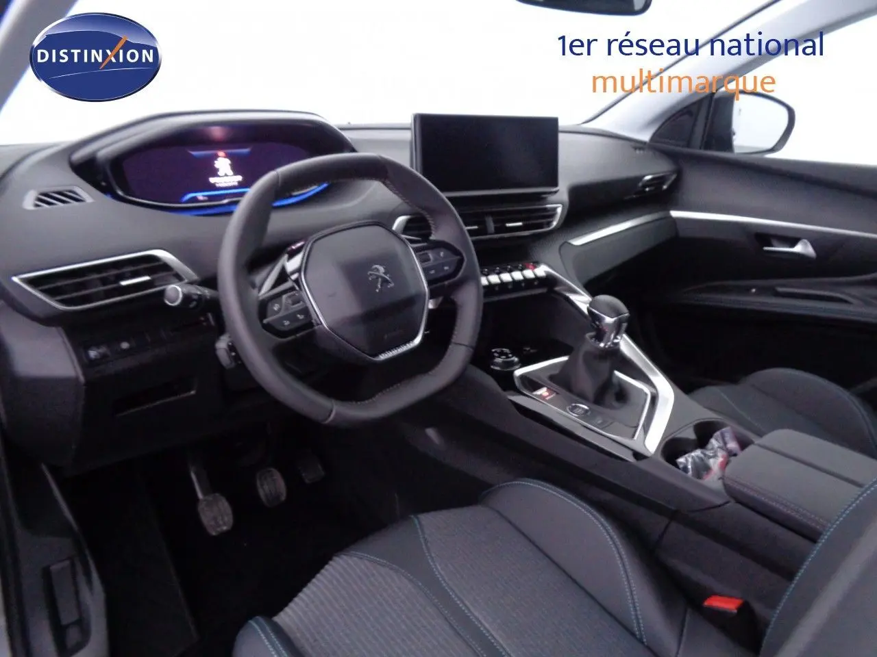 Vue intérieure du poste de conduite du Peugeot 3008 2023 avec volant compact, écran tactile central et sellerie noire.