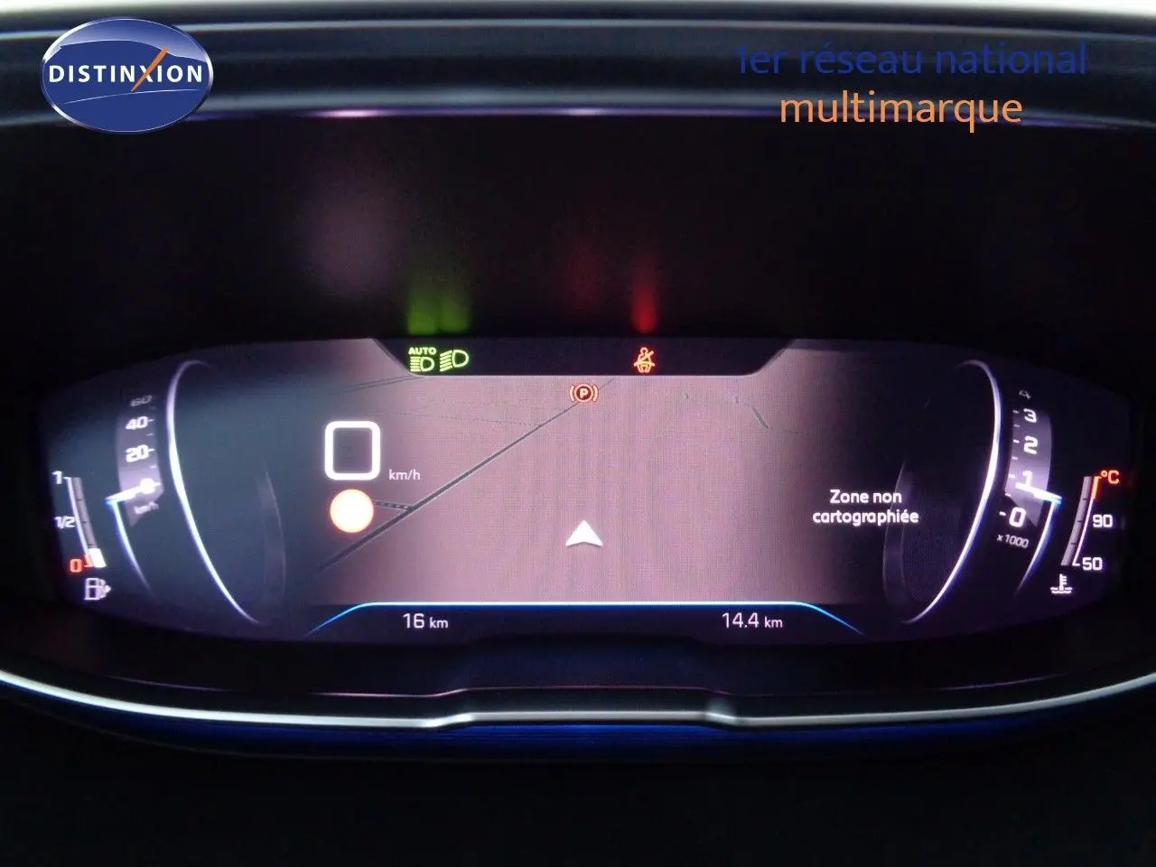 Tableau de bord numérique du Peugeot 3008 2023 affichant la vitesse à 0 km/h et une zone non cartographiée.