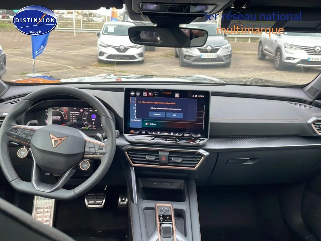 Intérieur noir du CUPRA Formentor 2.0 TDI 150 DSG7 vu de face, avec volant cuir multifonction et écran tactile central.