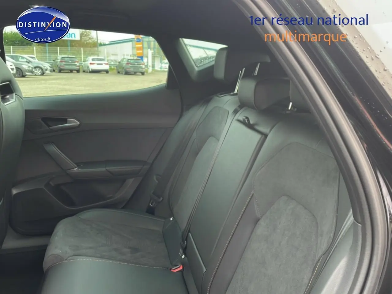 Vue intérieure côté arrière droit montrant la banquette noire en cuir et alcantara du CUPRA Formentor 2.0 TDI 2026.