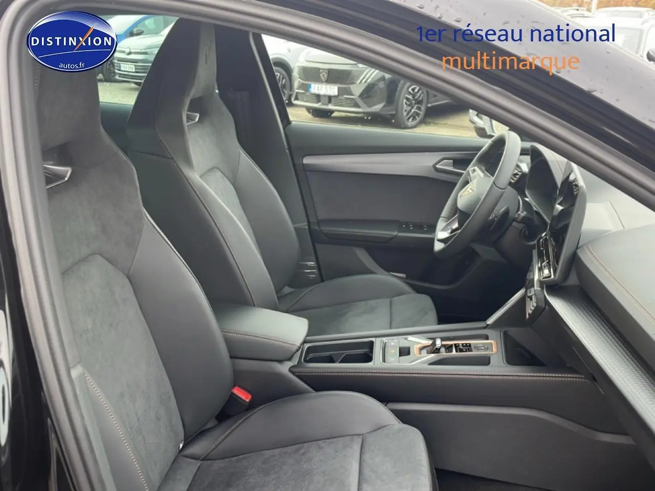 Intérieur avant du CUPRA Formentor noir 2026, vue côté droit montrant sièges sport et console centrale moderne.