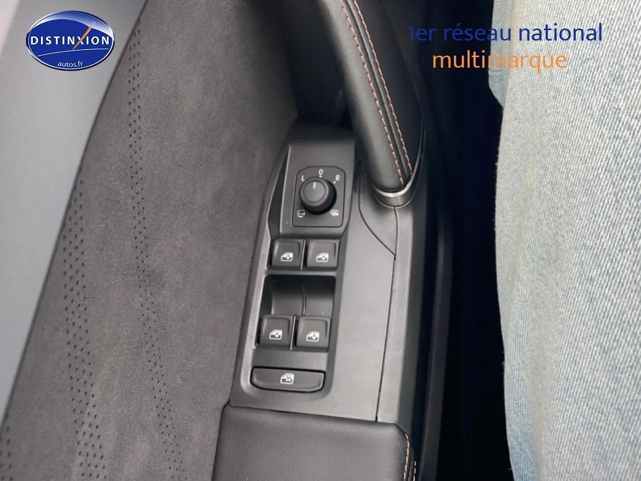 Gros plan sur la commande des vitres et rétroviseurs côté conducteur d'une CUPRA Formentor noir, intérieur tissu et cuir.