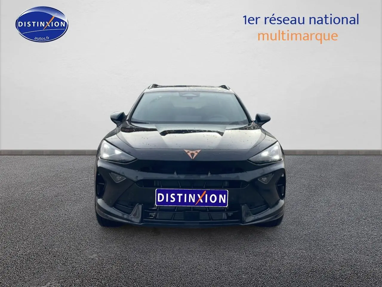 Vue de face du CUPRA Formentor noir 2026 avec logo cuivré et calandre sportive sur fond neutre.