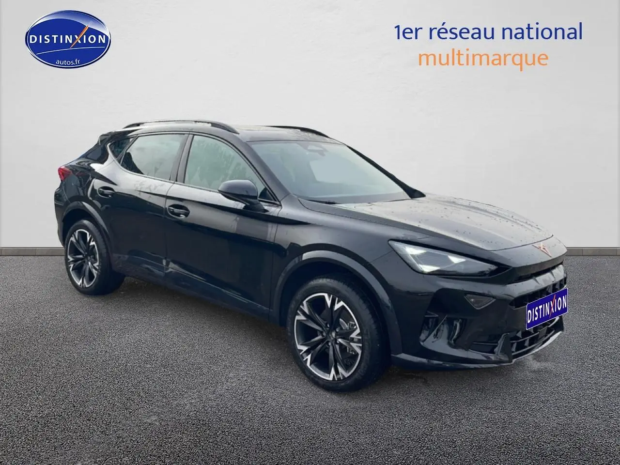 Vue 3/4 avant droite du SUV CUPRA Formentor noir 2026 avec jantes 19 pouces et toit ouvrant panoramique.