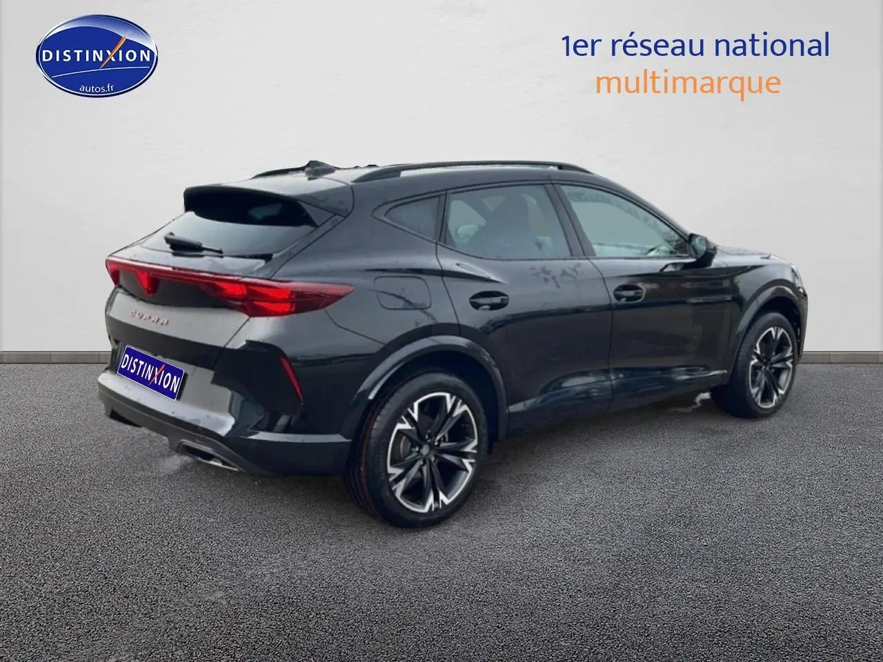 Vue 3/4 arrière droite d'un CUPRA Formentor noir 2026 avec jantes 19 pouces et feux arrière LED distinctifs.