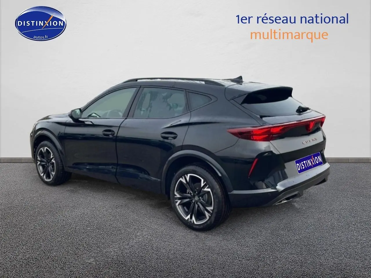 Vue 3/4 arrière côté gauche du SUV CUPRA Formentor noir avec jantes 19 pouces et feux arrière LED allumés.