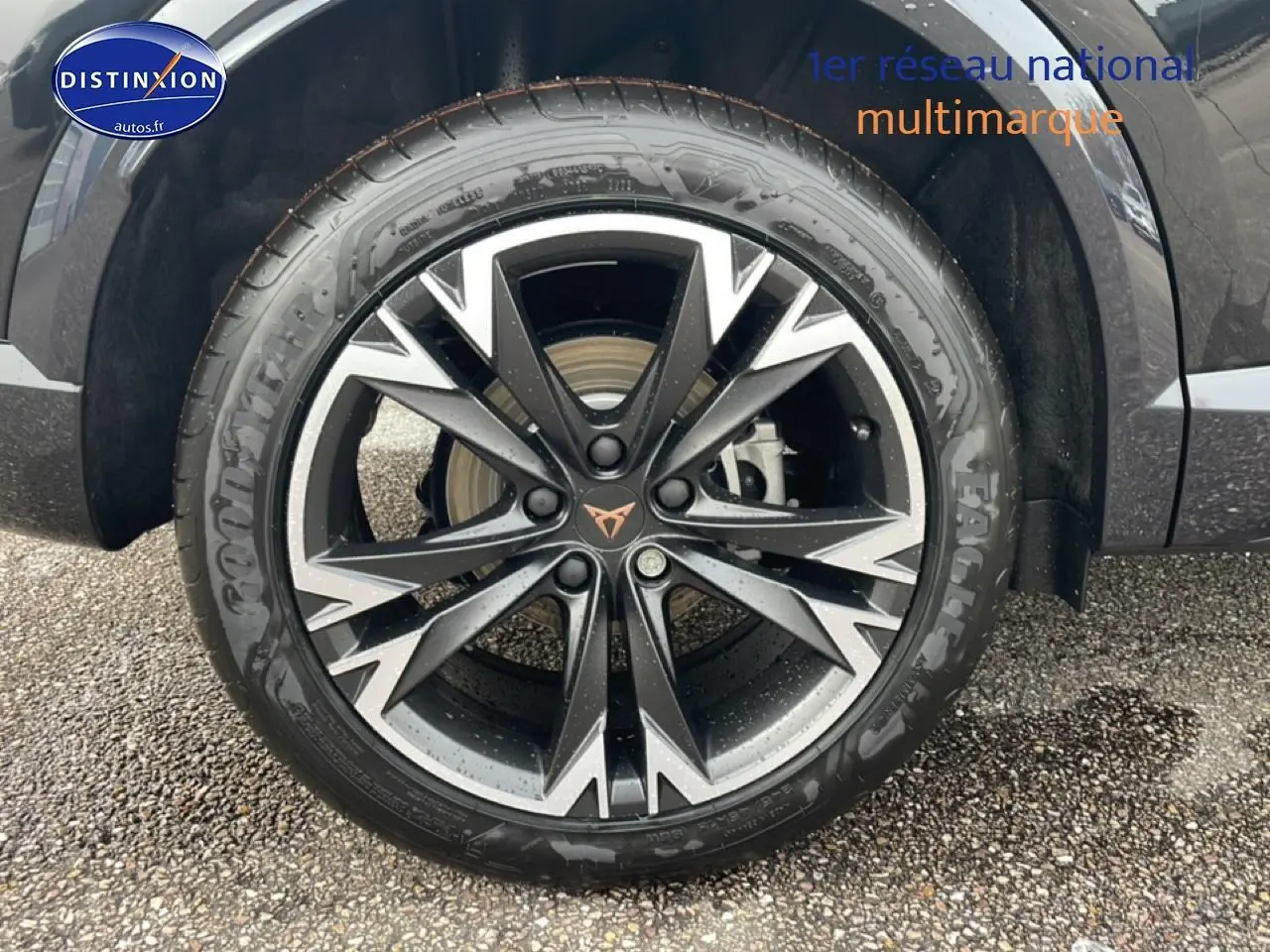 Gros plan sur la roue avant droite noire avec jante alliage 19 pouces au design géométrique du CUPRA Formentor noir.