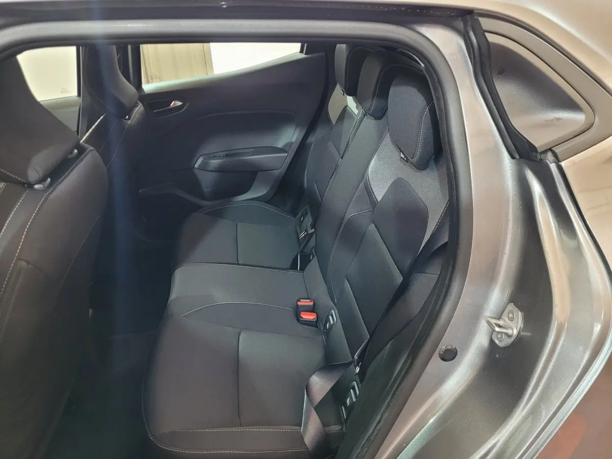 Vue côté droit sur la banquette arrière noire de la Renault Clio gris foncé, avec ceinture et appuie-têtes visibles.