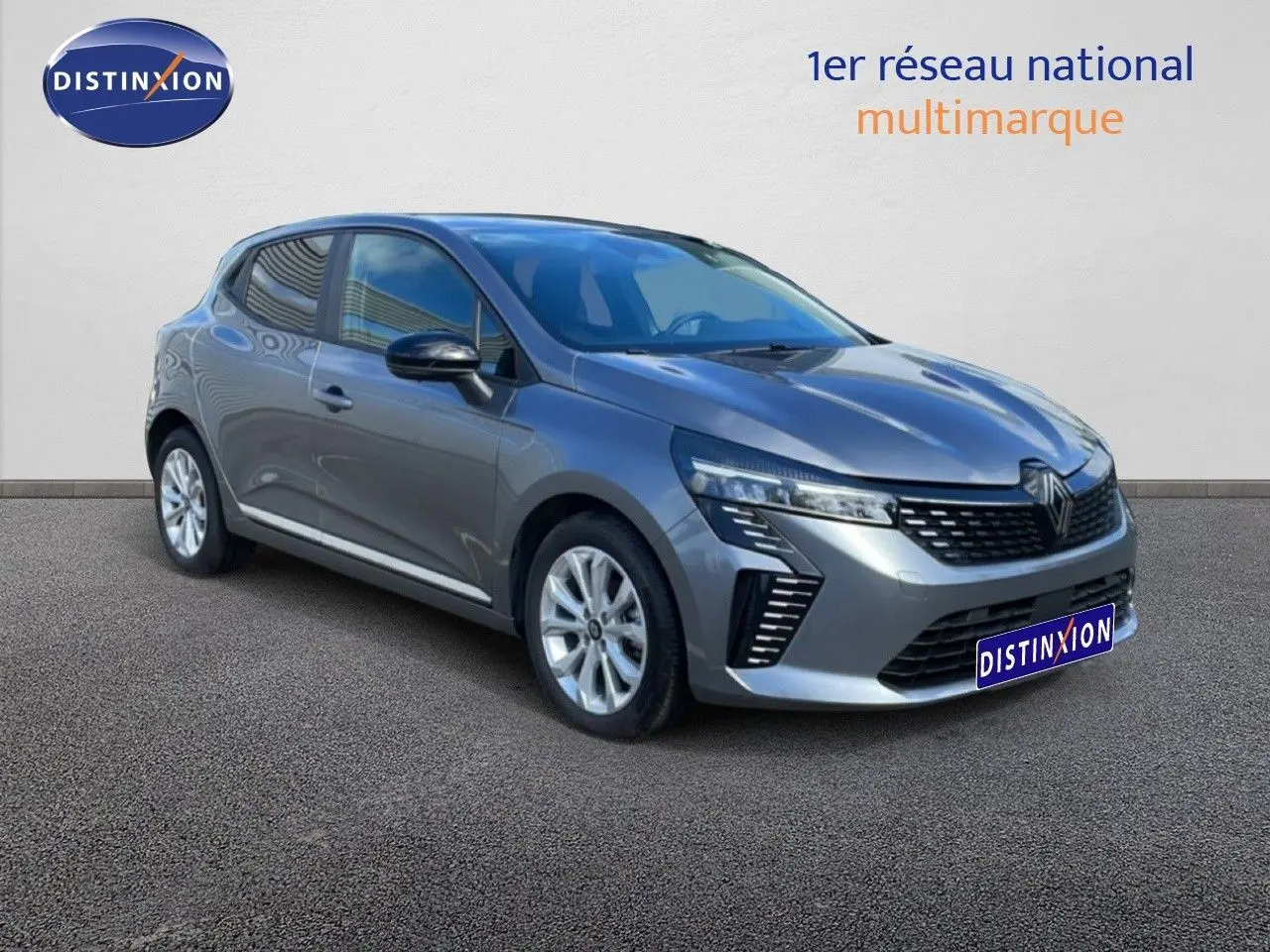 Renault Clio 2025 gris schiste métal vue 3/4 avant droit, avec calandre moderne et jantes alliage 16 pouces.