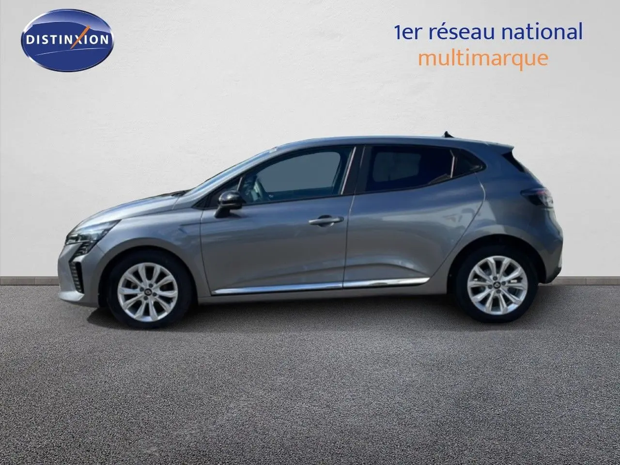 Profil droit de la Renault Clio 2025 gris schiste métal avec jantes alliage et lignes épurées sur fond neutre.