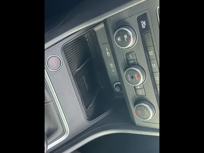 Vue rapprochée de la console centrale du SEAT Ateca 2024, montrant les commandes de climatisation et le bouton Start/Stop.