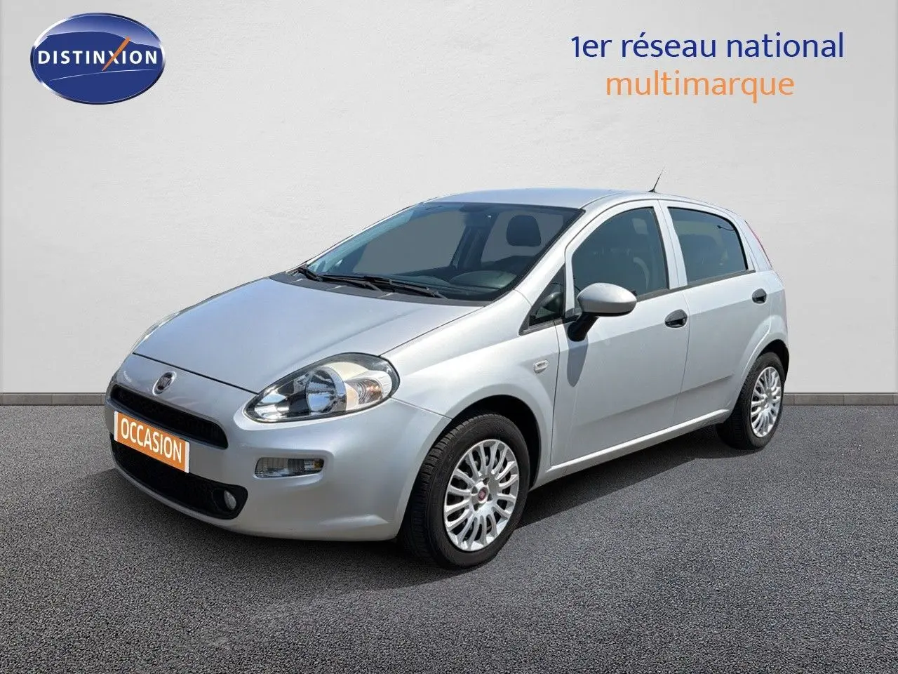 Vue 3/4 avant droite d'une Fiat Punto Street gris argent 2016, compacte cinq portes avec jantes alliage.
