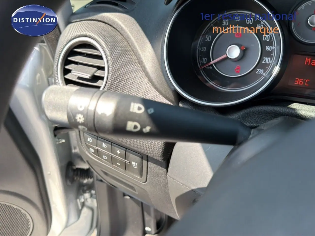 Détail du commodo d'éclairage et tableau de bord de la Fiat Punto Street gris argent vue côté gauche.