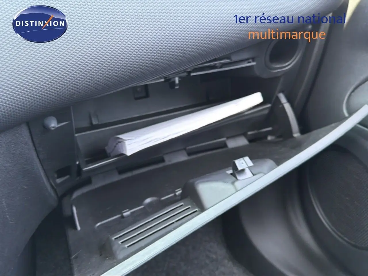 Gant de boîte à gants ouvert côté passager dans une Fiat Punto gris argent de 2016.