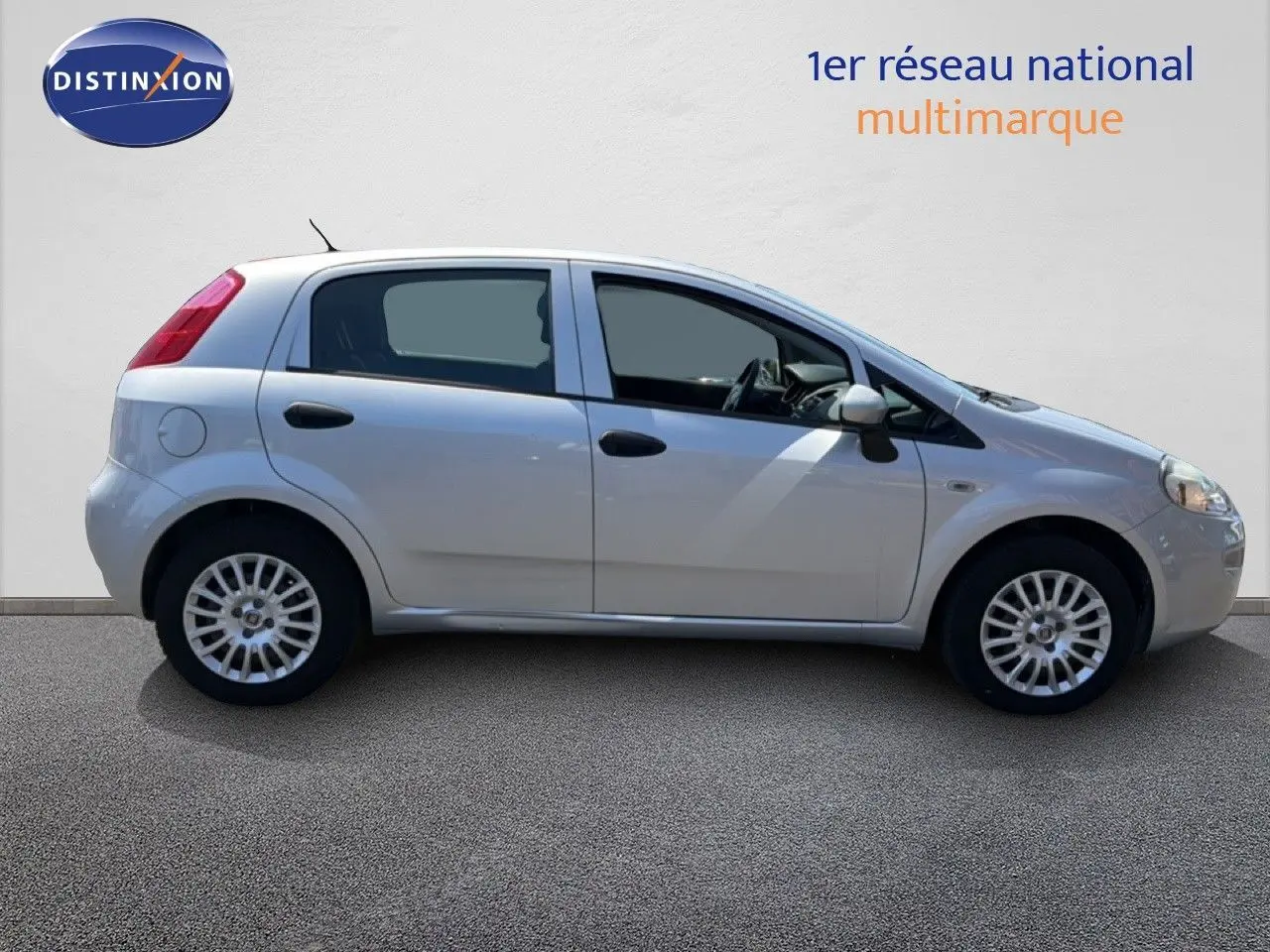 Vue de profil côté gauche d'une Fiat Punto Street gris argent 5 portes avec jantes alliage et rétroviseurs électriques.