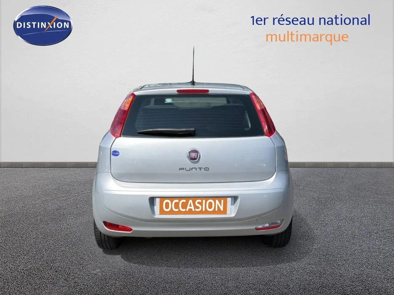 Vue arrière d'une Fiat Punto Street gris argent de 2016, avec plaque "OCCASION" et feux arrière verticaux rouges.