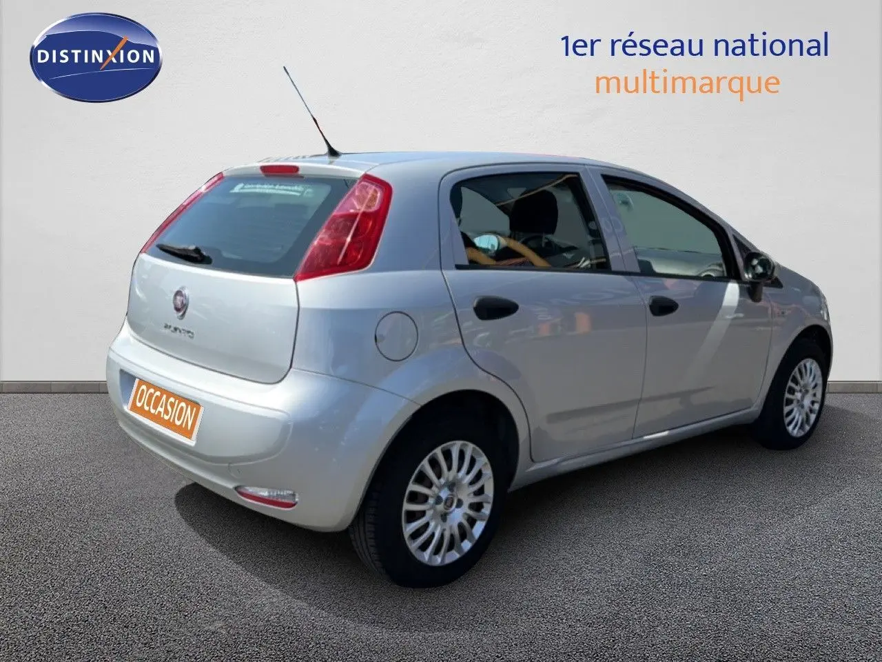 Vue 3/4 arrière droite d'une Fiat Punto Street gris argent 5 portes avec jantes alliage et rétroviseurs électriques.