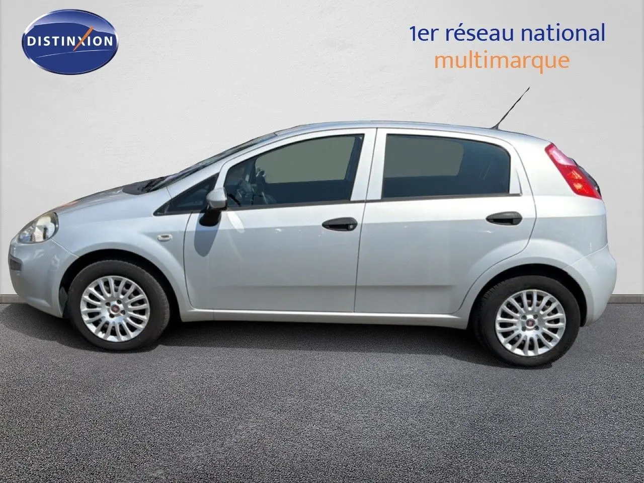 Profil côté gauche d'une Fiat Punto Street gris argent 5 portes de 2016 avec jantes alliage et vitres teintées.