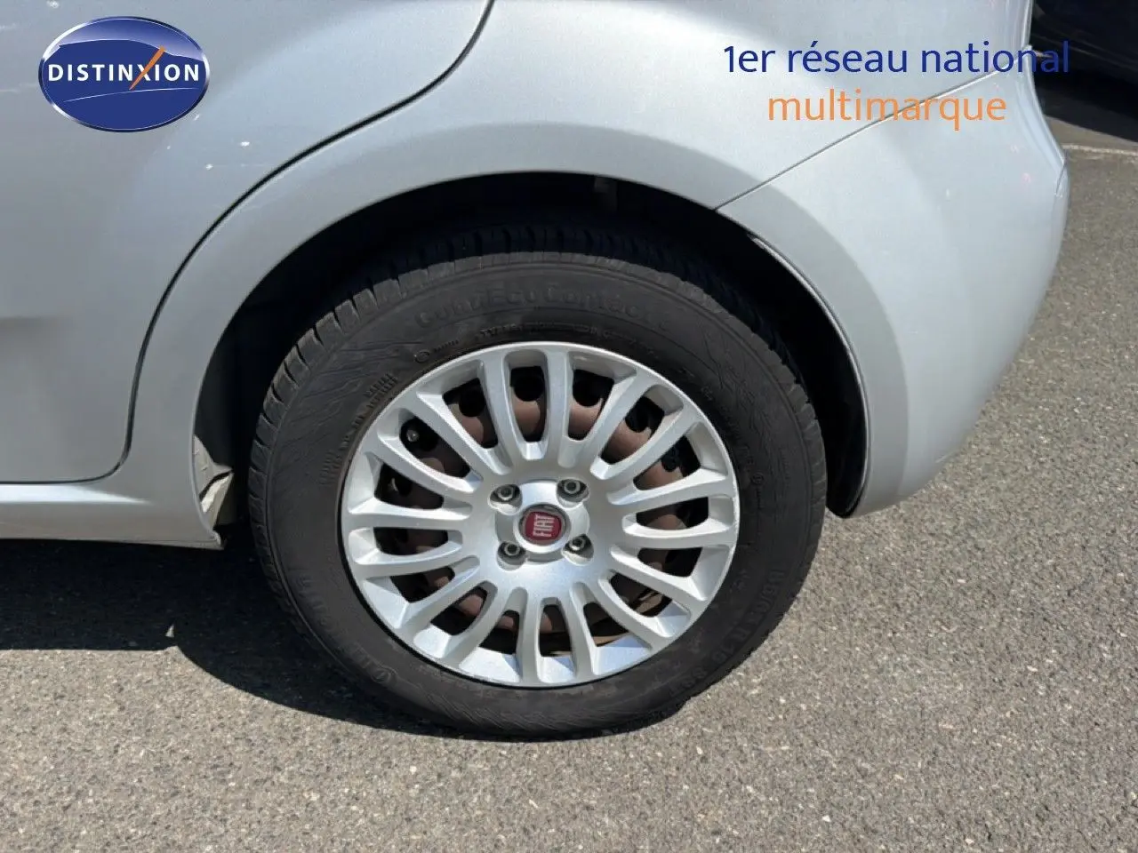 Gros plan sur la roue arrière droite gris argent d'une Fiat Punto Street 2016 avec jante alliage caractéristique.