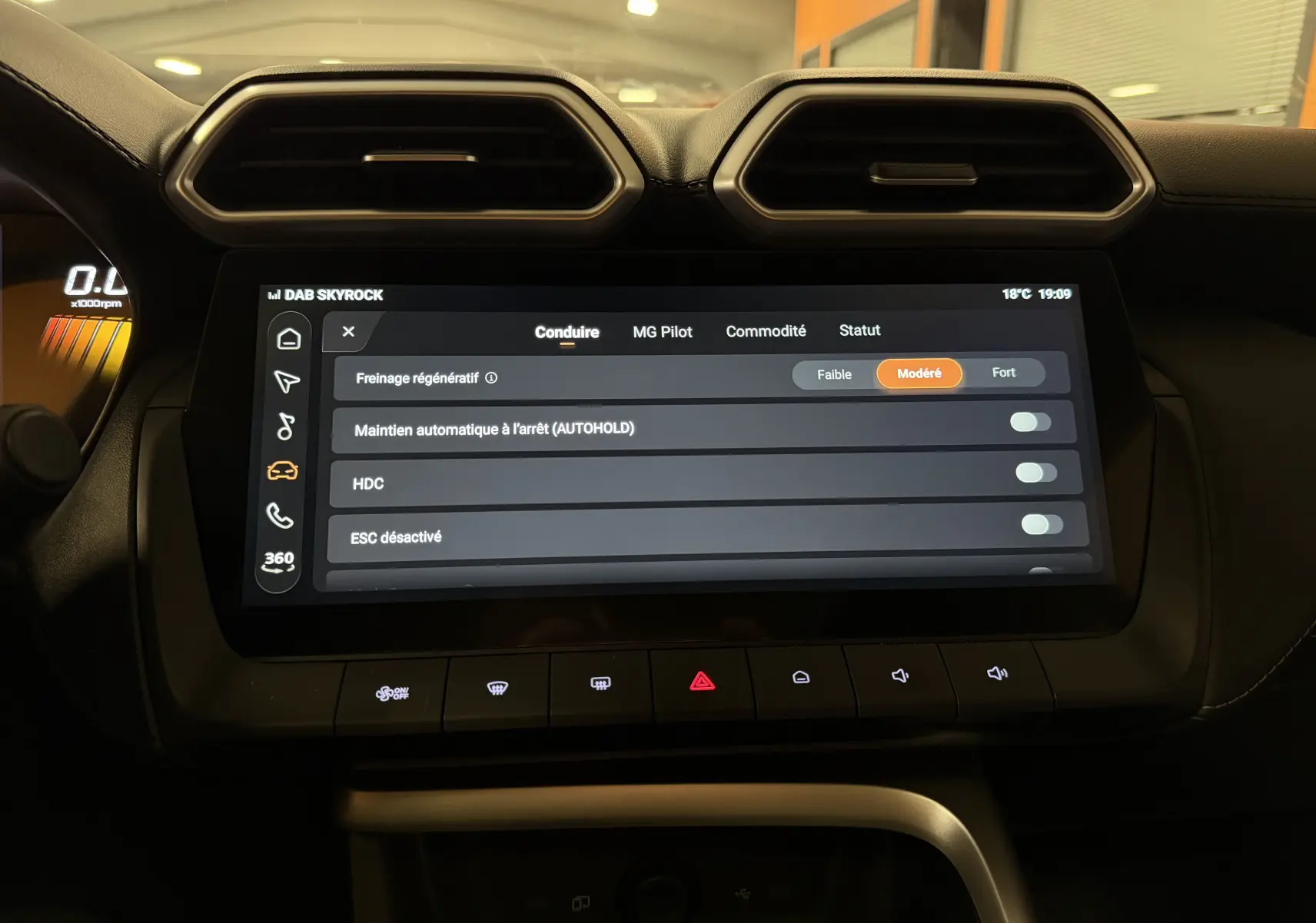 Écran tactile central du tableau de bord du MG ZS 1.5 L Hybrid+ Luxury, ambiance intérieure noire avec aérateurs hexagonaux.