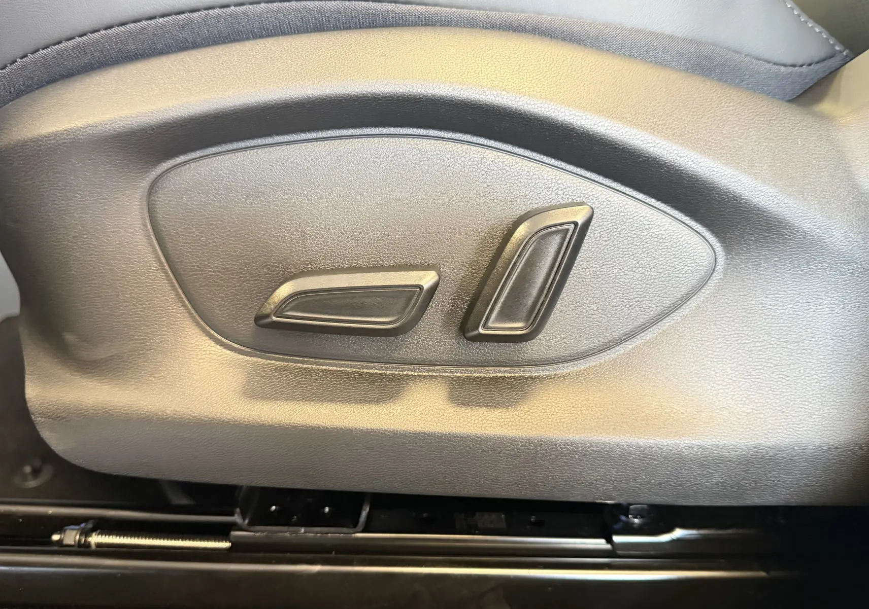 Gros plan sur les commandes électriques de réglage du siège conducteur en similicuir noir du MG MOTOR ZS 2026.